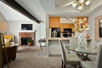 Hunter's Pointe Apartments in Overland Park, KS - Building Photo - Building Photo