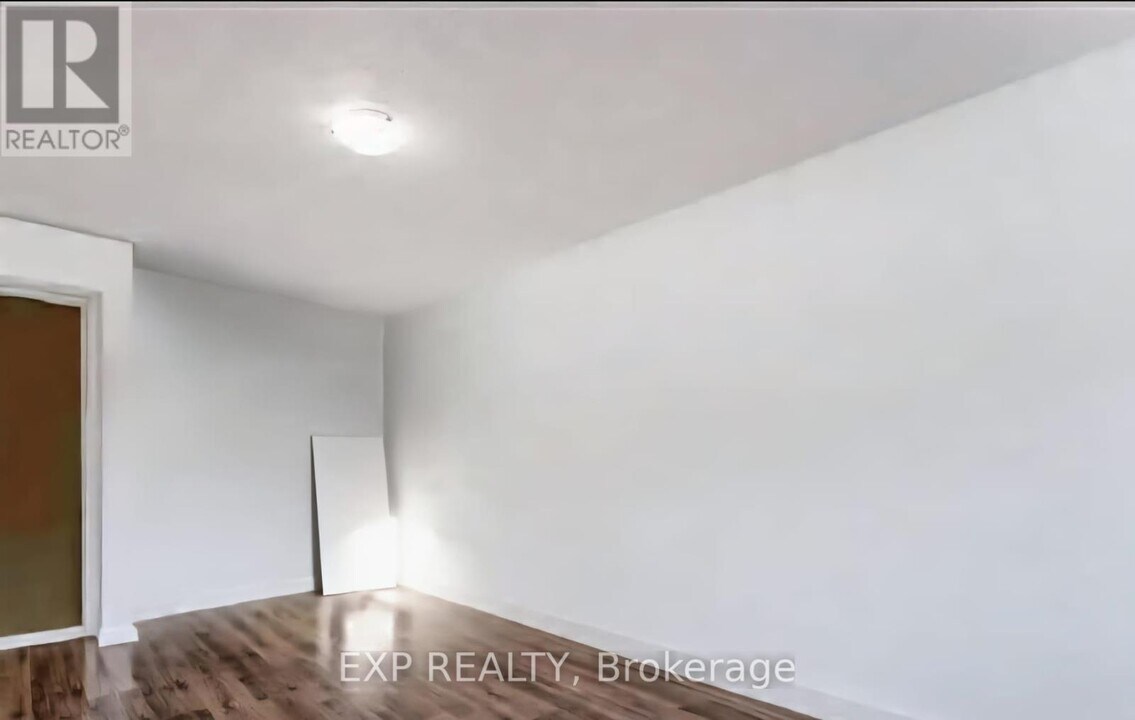 2101 Eric Crescent in Ottawa, ON - Building Photo