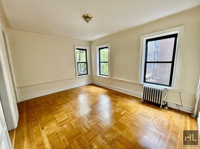 WEST 204 STREET in New York, NY - Building Photo - Building Photo