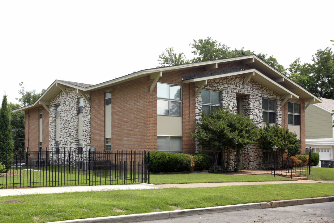 1811 S Cheyenne Ave in Tulsa, OK - Building Photo