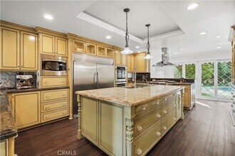 7425 Vanalden Ave in Los Angeles, CA - Foto de edificio - Building Photo