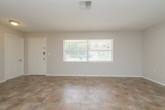 11103 Mayflower Rd in Spring Hill, FL - Building Photo - Building Photo