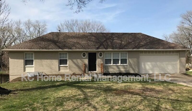 8306 Sni a Bar Rd in Kansas City, MO - Building Photo