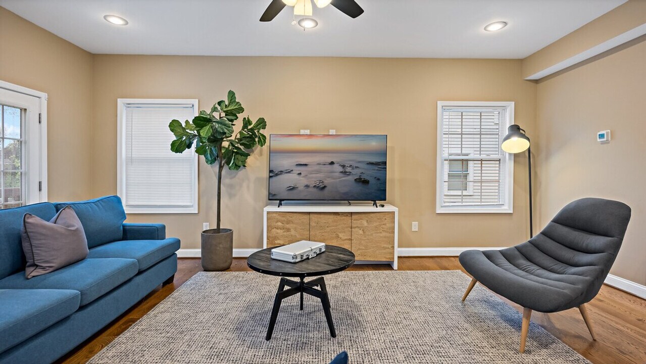 800 S Washington St in Falls Church, VA - Building Photo