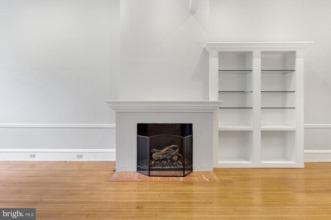 323 S 17th St in Philadelphia, PA - Building Photo - Building Photo