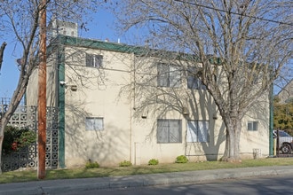 # Illinois 918 in Los Banos, CA - Foto de edificio - Building Photo