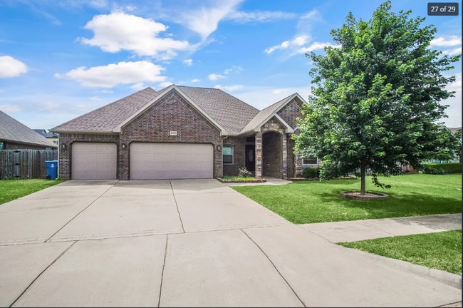 2300 SW Chaddington Rd in Bentonville, AR - Foto de edificio - Building Photo