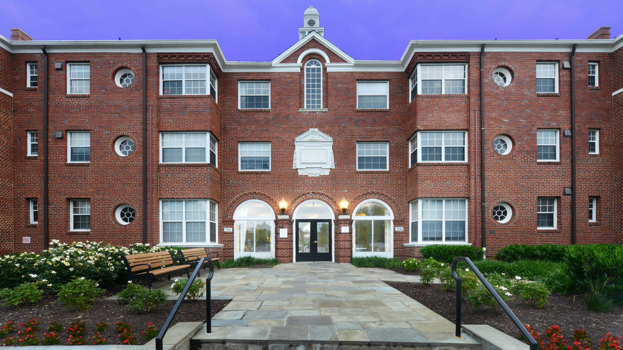 Sheffield Court in Arlington, VA - Building Photo