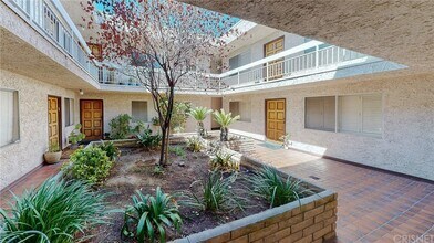 12157 Moorpark St, Unit 202 in Studio City, CA - Building Photo - Building Photo