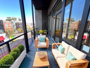 1039 W Belmont Ave in Chicago, IL - Building Photo - Building Photo