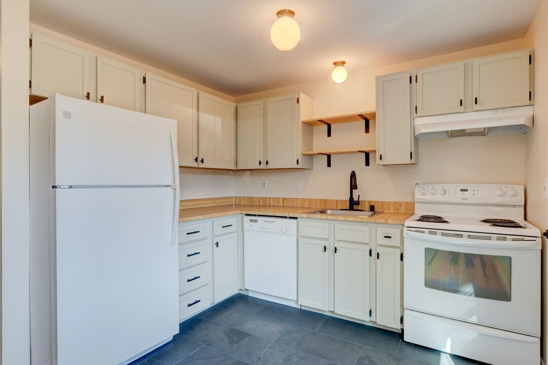 685 SE Ireland St in Oak Harbor, WA - Building Photo