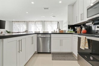 3961 Adra Ave in Doral, FL - Foto de edificio - Building Photo