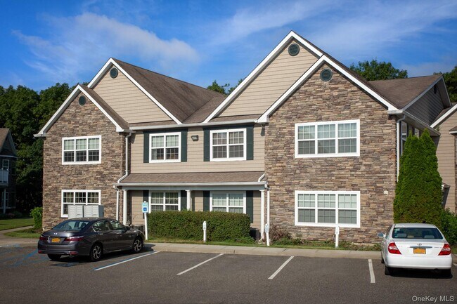 18 Adams Way in Sayville, NY - Building Photo - Building Photo