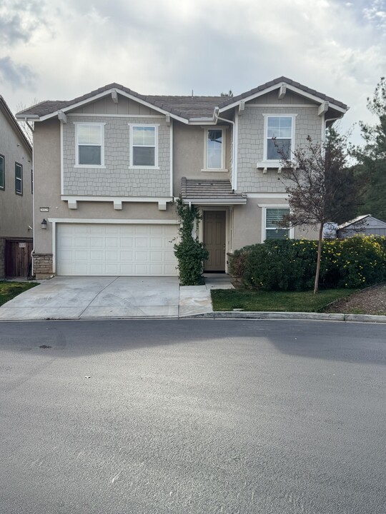 28325 Esplanada Dr in Santa Clarita, CA - Building Photo