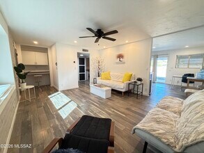 8271 E Kenyon Dr in Tucson, AZ - Building Photo - Building Photo