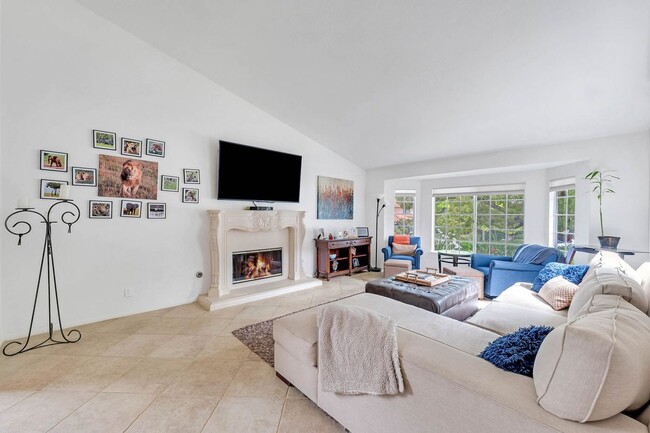 5050 Golden Nugget Way in Oak Park, CA - Foto de edificio - Building Photo