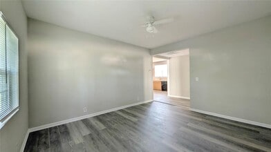 6757 Washington St in Groves, TX - Building Photo - Building Photo