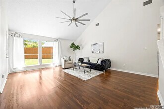 10133 Sandyglen in San Antonio, TX - Building Photo - Building Photo