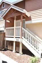 34 Manchester Ln in Fairfield, CA - Foto de edificio - Building Photo
