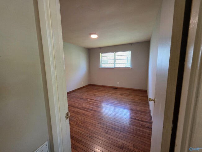 property at 905 Stevens Ct NE