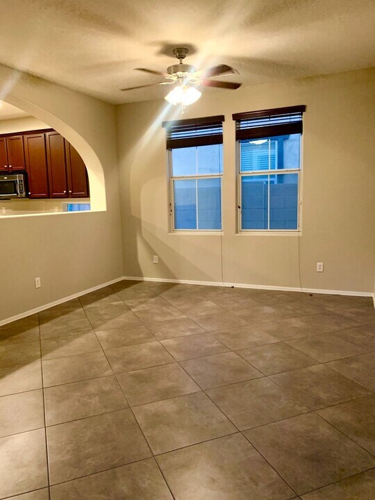 1053 W Caroline Ln in Tempe, AZ - Foto de edificio