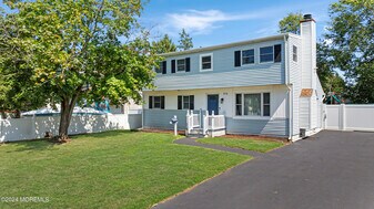 573 Sumner Ave in Belford, NJ - Building Photo