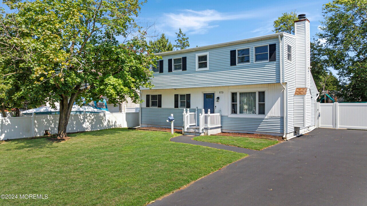 573 Sumner Ave in Belford, NJ - Building Photo