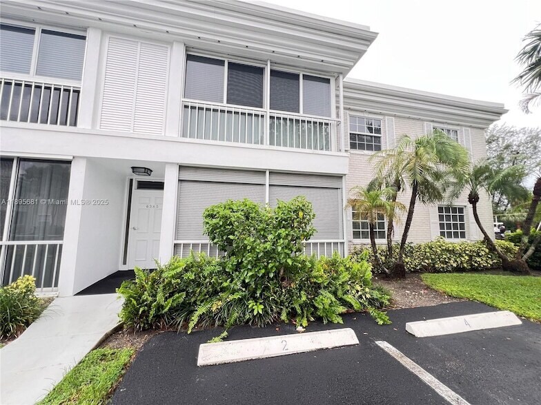 6385 Bay Club Dr, Unit 2 in Fort Lauderdale, FL - Building Photo