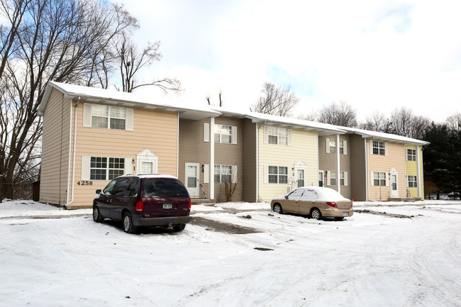 Bond Street Townhomes in Holt, MI - Building Photo - Building Photo