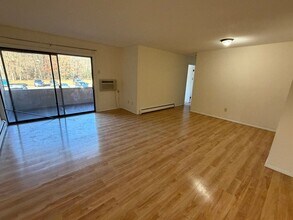 565 Talcottville Rd in Vernon, CT - Foto de edificio - Building Photo