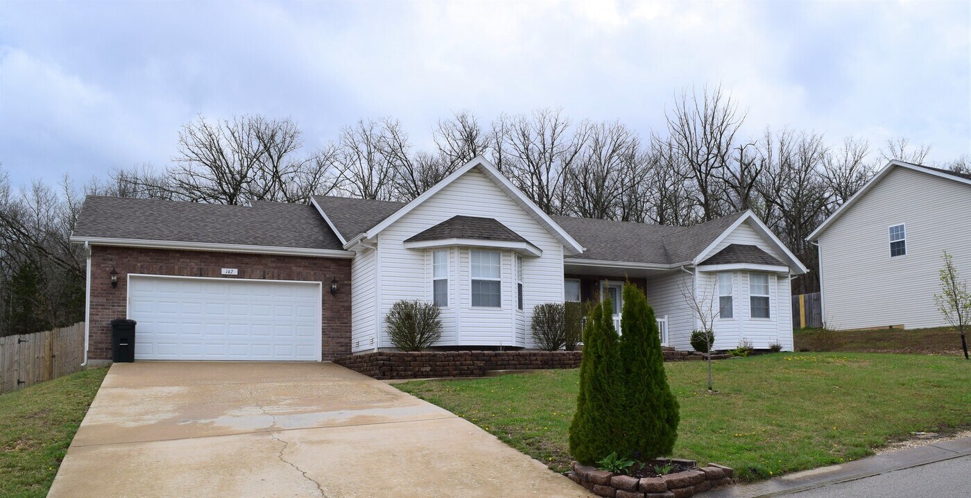 142 Lyle Curtis Cir in Waynesville, MO - Building Photo