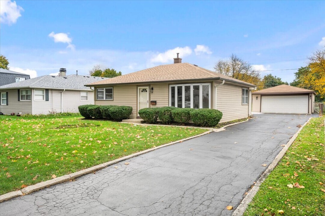 3604 Owl Dr in Rolling Meadows, IL - Building Photo