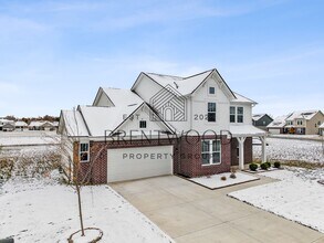 7237 Gln Pk Wy in Indianapolis, IN - Building Photo - Building Photo