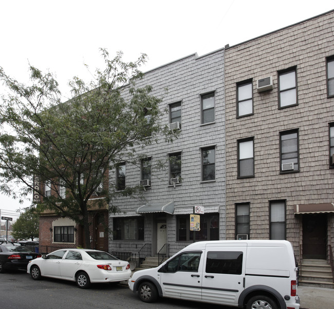 407 Humboldt St in Brooklyn, NY - Building Photo - Building Photo