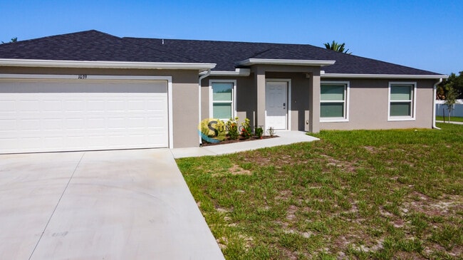 1039 Birchcrest Blvd in Port Charlotte, FL - Building Photo - Building Photo