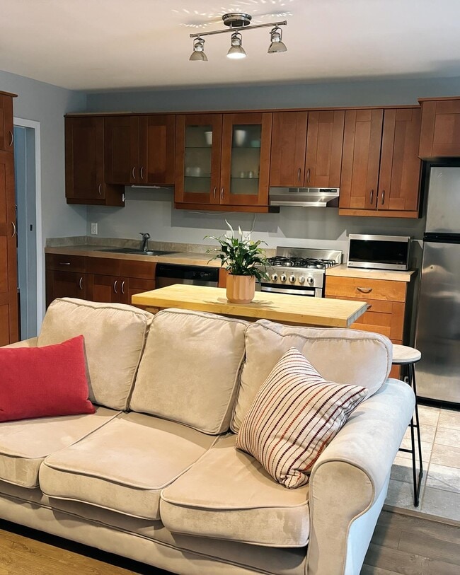 544 Tolend Rd, Unit Apt #1 in Dover, NH - Building Photo - Building Photo