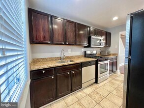 6833 Standish Dr in Hyattsville, MD - Foto de edificio - Building Photo