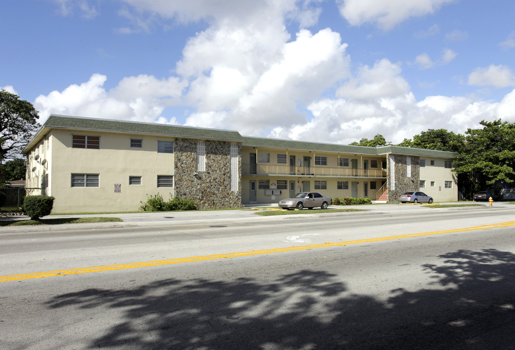 Apartamentos Diego in Miami, FL - Building Photo