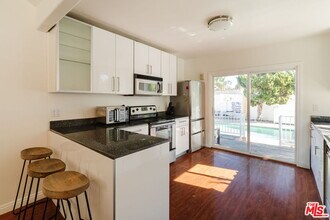 2060 High Tower Dr in Los Angeles, CA - Building Photo - Building Photo