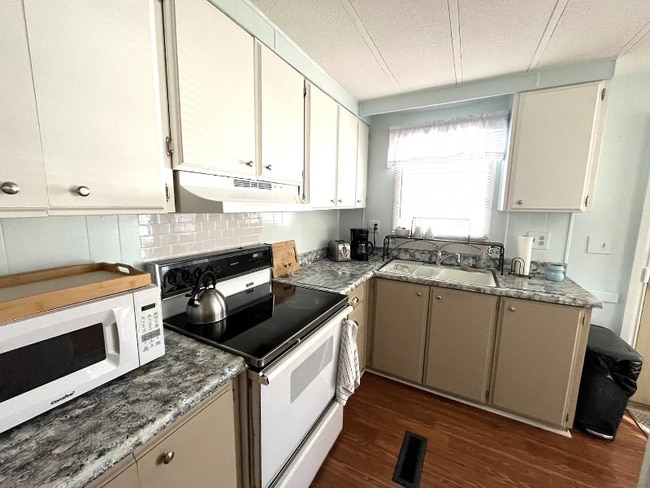2951 Reinhard Ave in Sarasota, FL - Building Photo - Building Photo