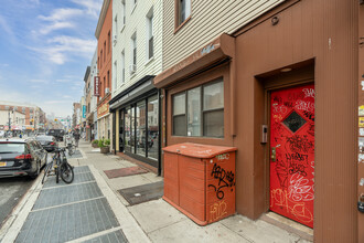 604 Manhattan Ave in Brooklyn, NY - Foto de edificio - Building Photo