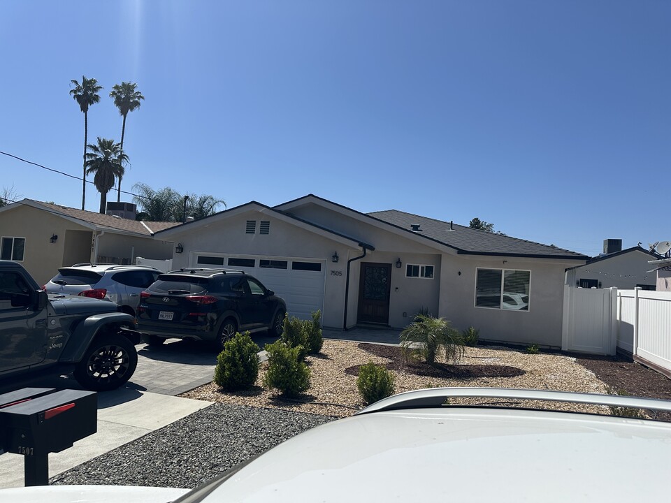 7507 Yarmouth Ave in Reseda, CA - Foto de edificio