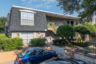 Santa Fe Trails Apartments in Dallas, TX - Foto de edificio - Building Photo