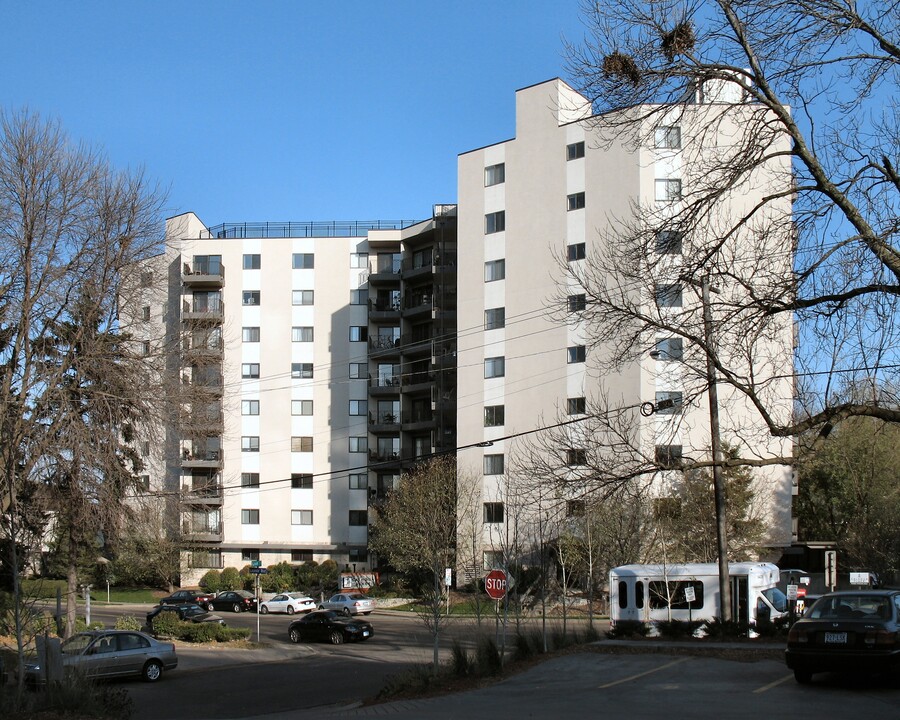 Calhoun Place in Minneapolis, MN - Building Photo