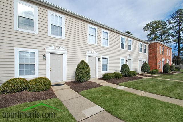 Woodbriar Apartments in Richmond, VA - Building Photo - Building Photo