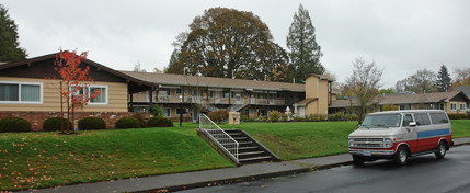 Fountain Court in Salem, OR - Foto de edificio - Building Photo