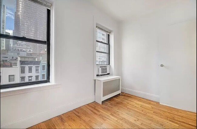 301 E 53rd St in New York, NY - Building Photo - Building Photo