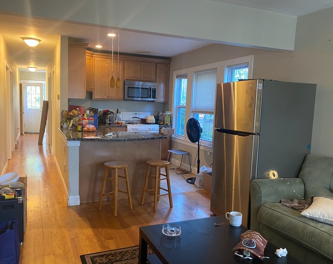 27 Fairfax St, Unit 1 in Somerville, MA - Foto de edificio - Building Photo