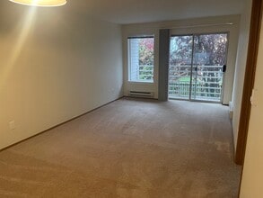 8820 Stone Ave N, Unit 201 in Seattle, WA - Building Photo - Building Photo