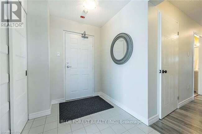 333-333 Commissioners Rd W in London, ON - Building Photo - Building Photo